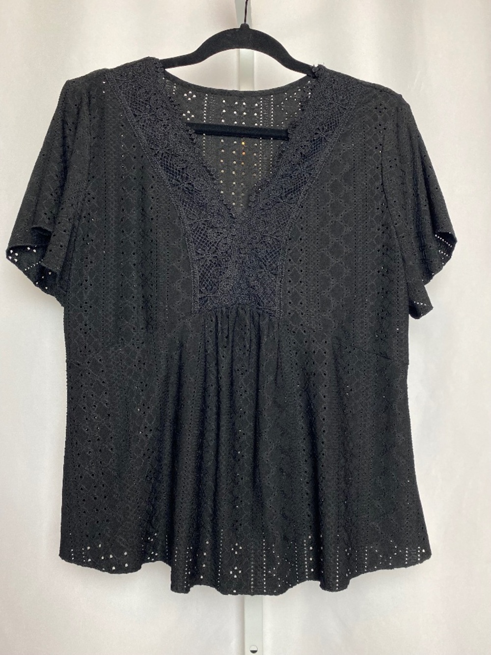 💙5/$15 Womenʻs Plus Size Black Eyelet V-Neckline Flutter Sleeve Boho Blouse XXL